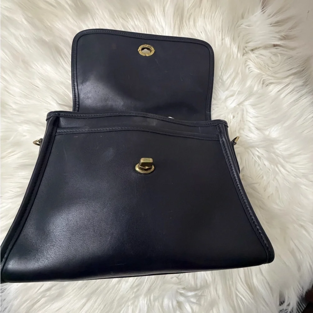 Vintage COACH #9870 Court Turn lock Crossbody bag.